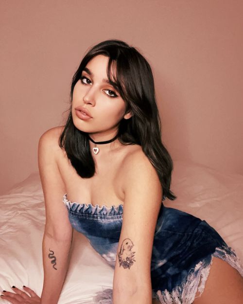 Britt Lari Profile Picture